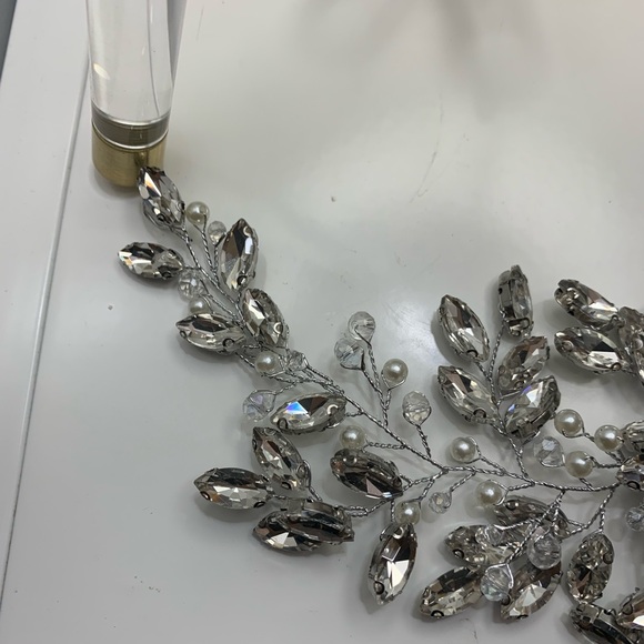 Beautiful Rhinestone and Pearl Head Hair Comb - Picture 4 of 9